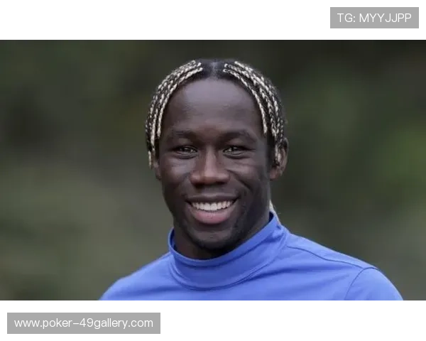 足球辫子球星的独特魅力与球场风采分析